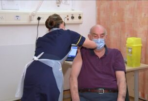 بريان بينكر أثناء تلقيه لقاح أكسفورد