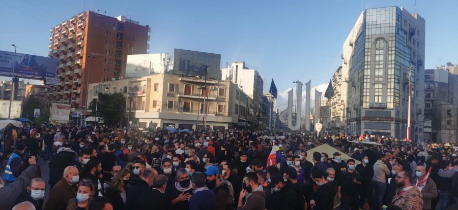 توافد المحتجين إلى ساحة النور في طرابلس