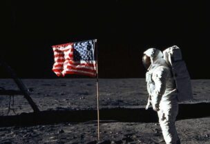 صورة آرمسترونغ على سطح القمر