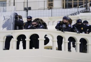 عناصر من الشرطة الأمريكية بمحيط الكونغرس