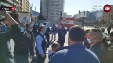 محتجون يتجمعون في ساحة الشهداء