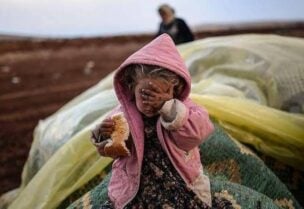طفلة في مخيمات النزوح شمال سوريا