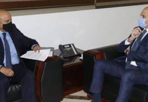 الوزير حمد حسن ومدير دائرة المشرق في البنك الدولي ساروج كومار