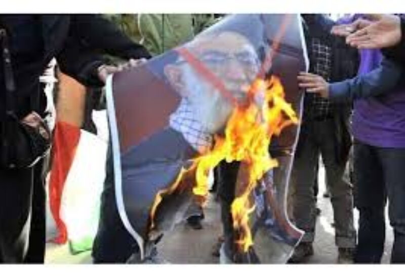 احراق صورة خامنئي-ارشيفية