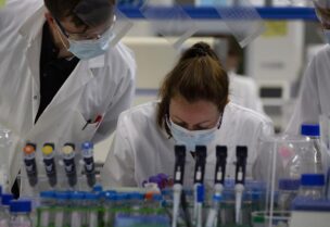 التجارب متواصلة لتطوير لقاحات كورونا