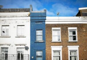 المنزل (ذو الواجهة الزرقاء) لا يوجد غيره في لندن يبلغ عرضه 1.7 متر