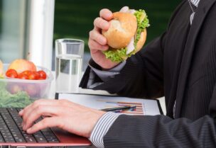 تناول الطعام على مكتب العمل يسبب العديد من المشاكل الصحية