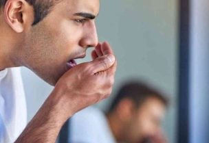 رائحة الفم الكريهة تكون بسبب عدد من العوامل