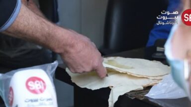 سائق فان يتناول الخبز