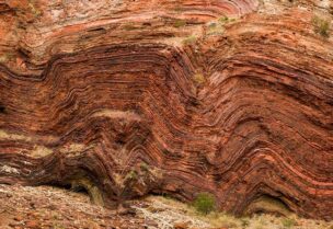 دراسة تكشف كيف "صدأت" الصخور على الأرض وتحولت إلى اللون الأحمر