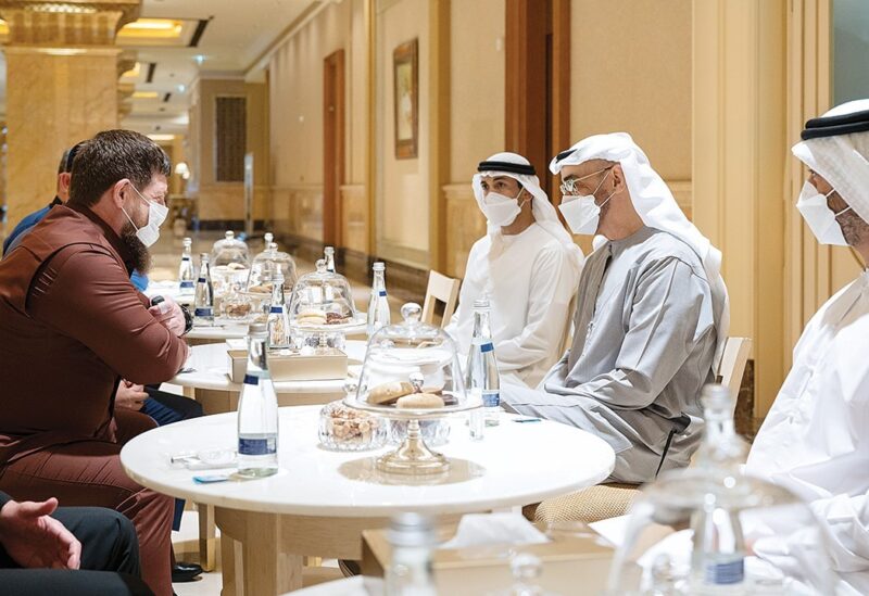 محمد بن زايد خلال استقباله الرئيس الشيشاني