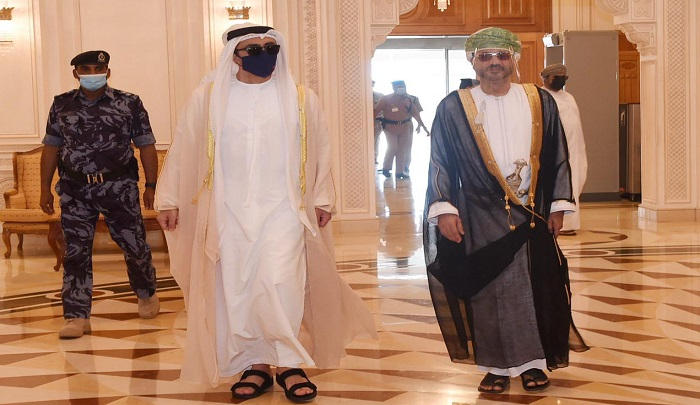 وزير الخارجية الإماراتي يصل إلى سلطنة عمان