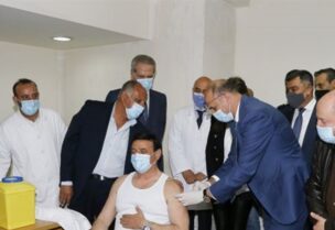 الوزير نجار خلال تلقيه اللقاح