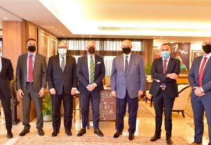 مخزومي خلال استقباله قائد "اليونيفيل"