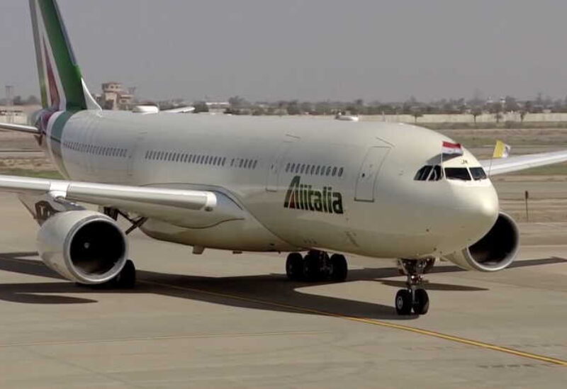 طائرة البابا تحط في مطار بغداد