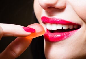 أطعمة تضرّ الأسنان وتصبغها