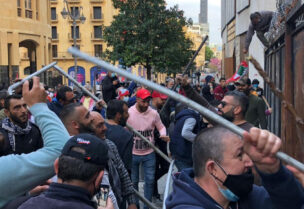 المحتجون أمام محيط مجلس النواب
