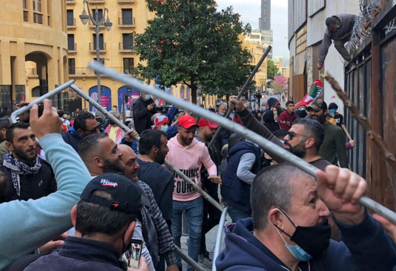 المحتجون أمام محيط مجلس النواب