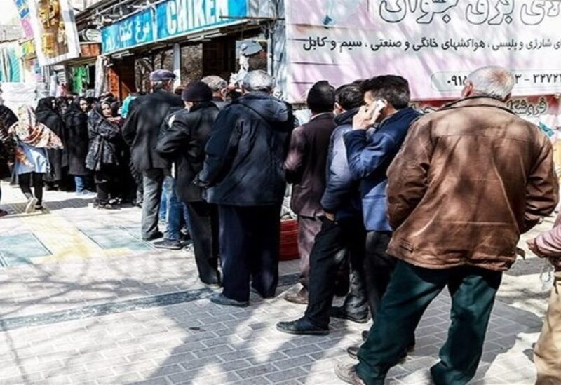 إيرانيون يقفون بالساعات لشراء الدجاج