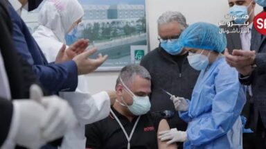 طبيب في مستشفى رفيق الحريري يتلقى اللقاح