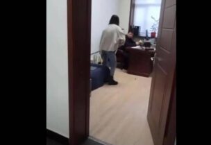 موظفة صينية تضرب مديرها في العمل