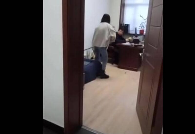 موظفة صينية تضرب مديرها في العمل