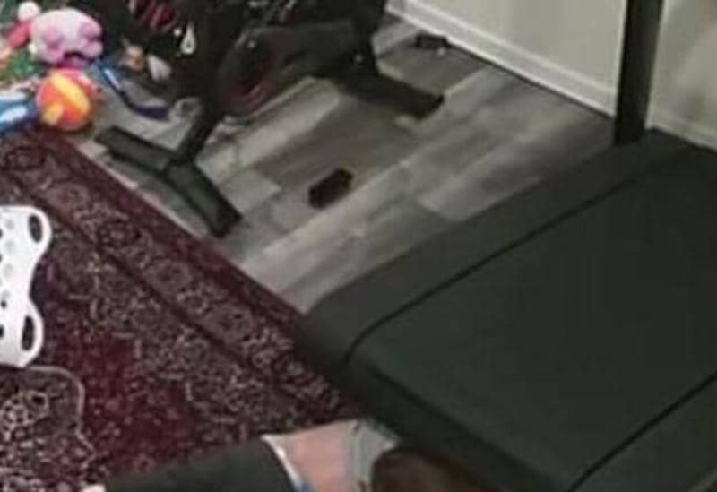 طفل عالق تحت جهاز الركض الكهربائي