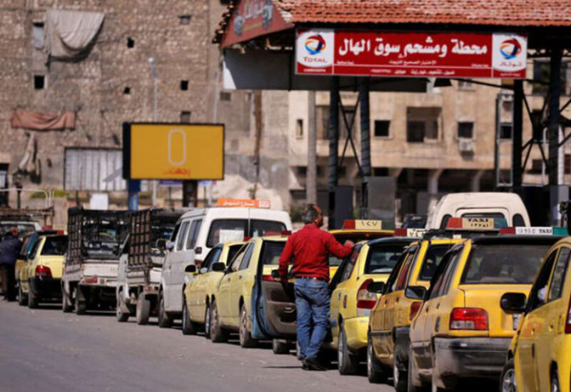طوابير السيارت السورية تنتظر دورها للحصول على البنزين