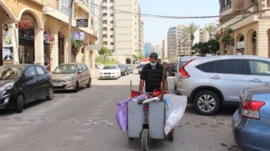 لبناني يجمع الحديد والبلاستيك