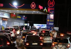 طوابير سيارات أمام محطة محروقات