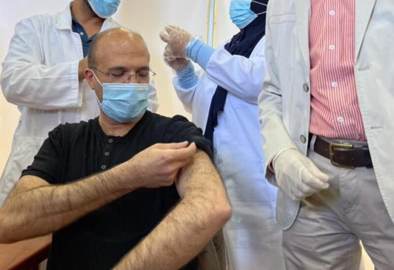 وزير الصحة خلال تلقيه اللقاح