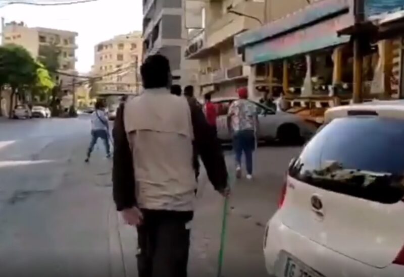 شبان يحطمون محل لبيع الخضار في جل الديب