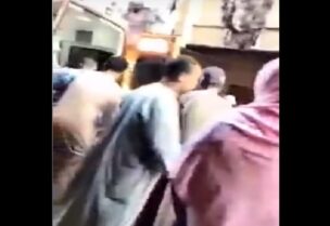 لحظة نقل الفتاة في سيارة الإسعاف