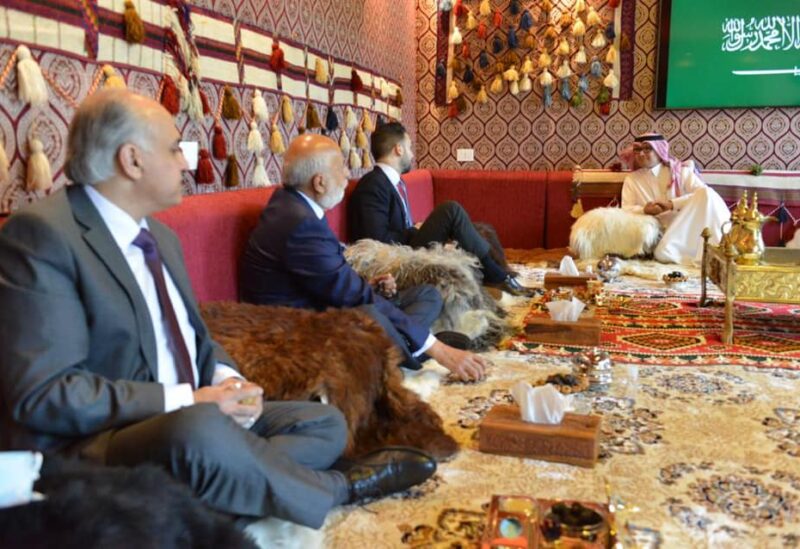 السفير السعودي مستقبلاً الوفود في خيمة منزله في اليرزة