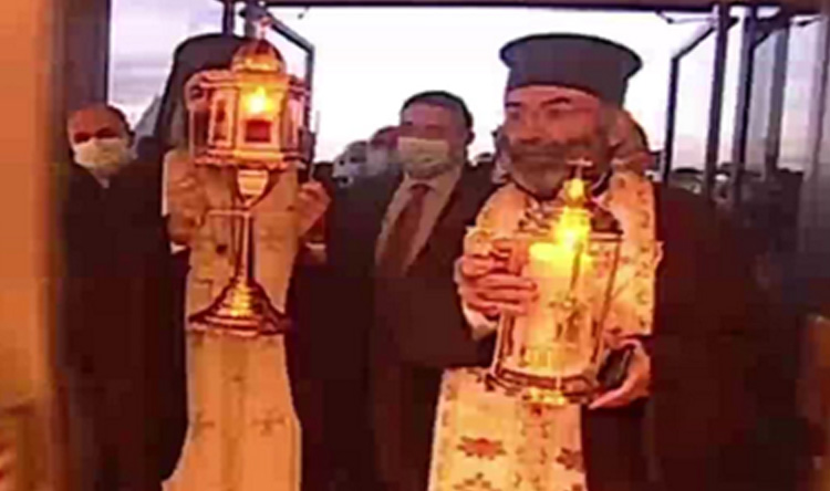 وصول شعلة النور المقدس من مهد السيد المسيح في القدس إلى مطار بيروت