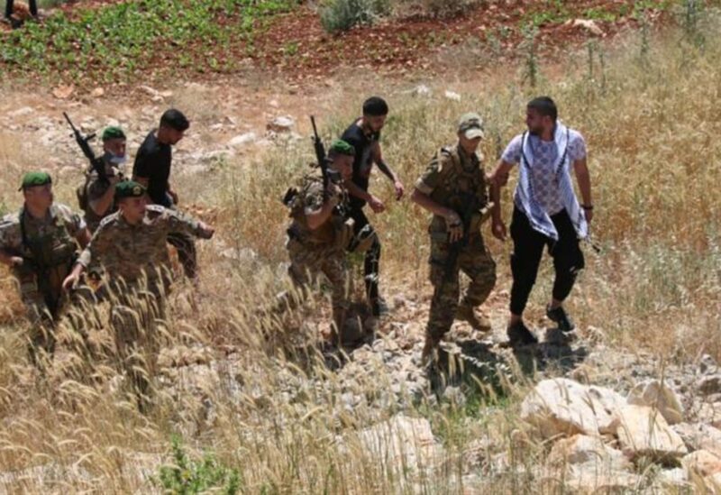 توقيف فلسطينيين حاولوا اجتياز الشريط الشائك