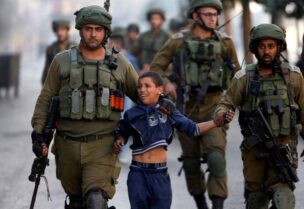 قوات الاحتلال توقف طفلاً