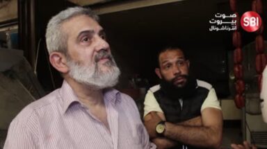 بائع لحم دجاج أحمر