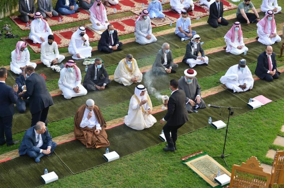 بخاري يؤدي صلاة العيد بحضور سفراء الدول العربية والاسلامية