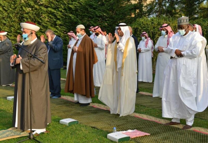بخاري يؤدي صلاة العيد
