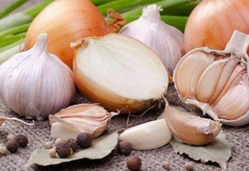 فوائد لا تحصى لتناول البصل والثوم