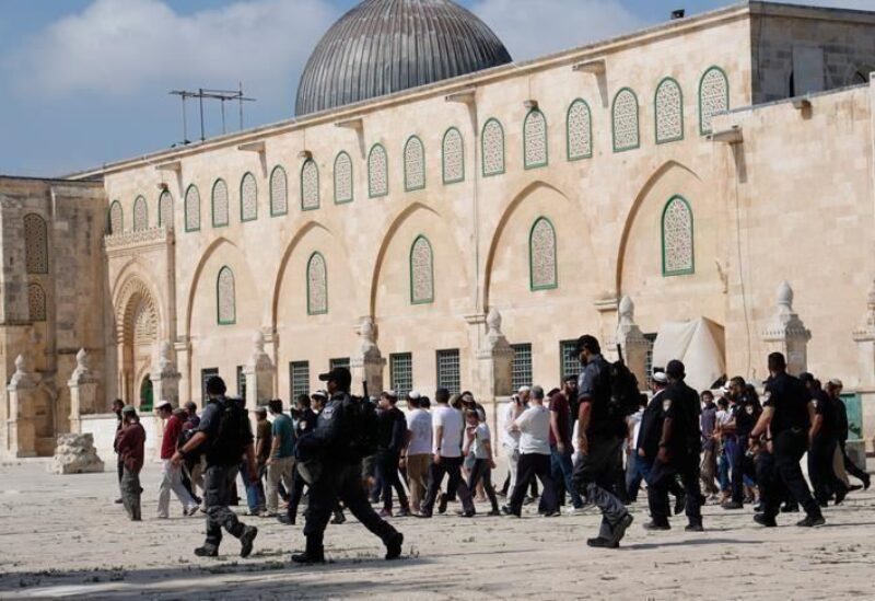 مجموعة استيطانية تقتحم المسجد الأقصى