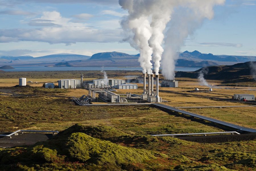 إحدى محطات توليد الطاقة الكهربائية باستخدام الطاقة الحرارية الجوفية في أيسلاندا