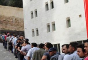 سوريون امام مبنى سفارة بلدهم في لبنان