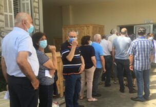 اشخاص ينتظرون دورهم لتلقي اللقاح
