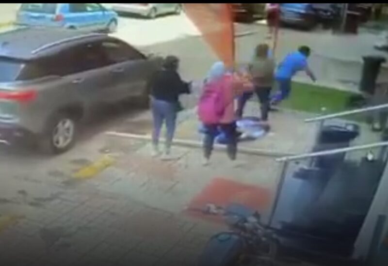 وفاة الفتاة نتيجة سقوط لوح خشبي على رأسها