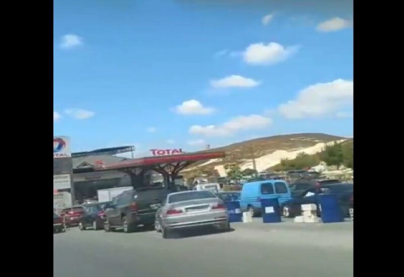 طابور سيارات على محطة بنزين في الجنوب