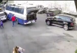 لحظة اصطدام الباص بالسيارة