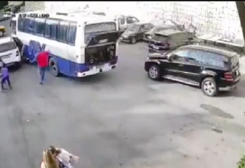 لحظة اصطدام الباص بالسيارة