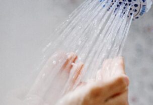 الاستحمام بالماء الساخن له فوائد عديدة
